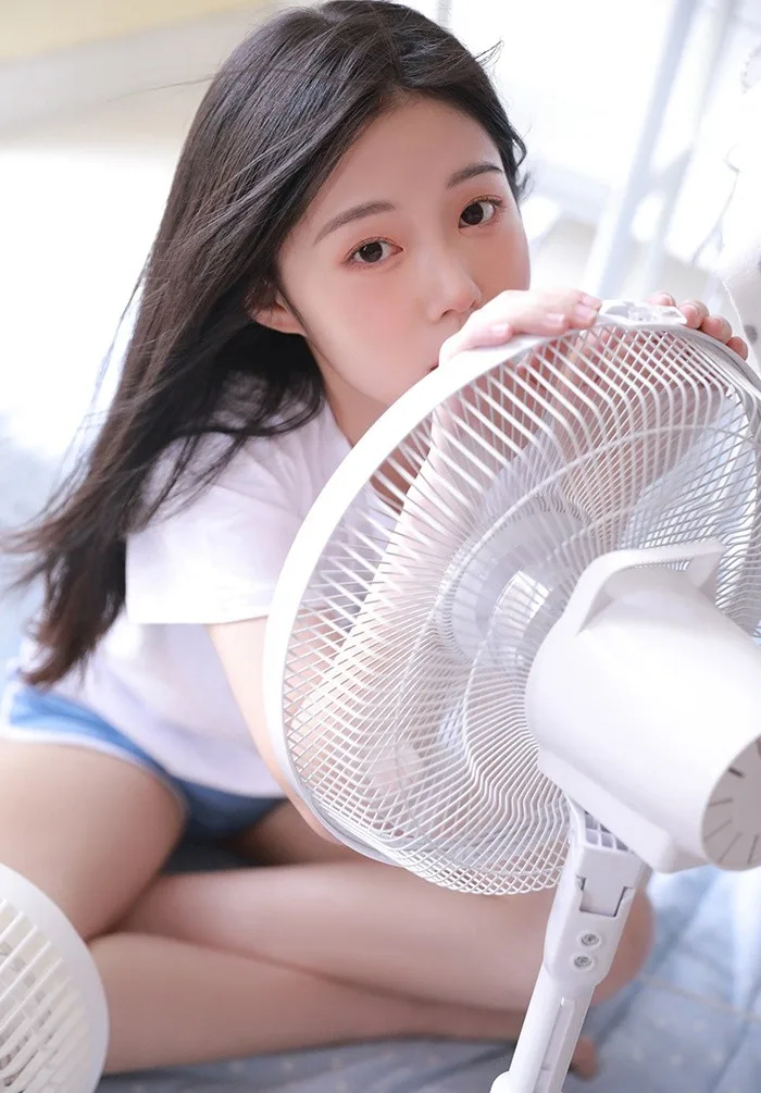 黑长直发美女写真 图片6