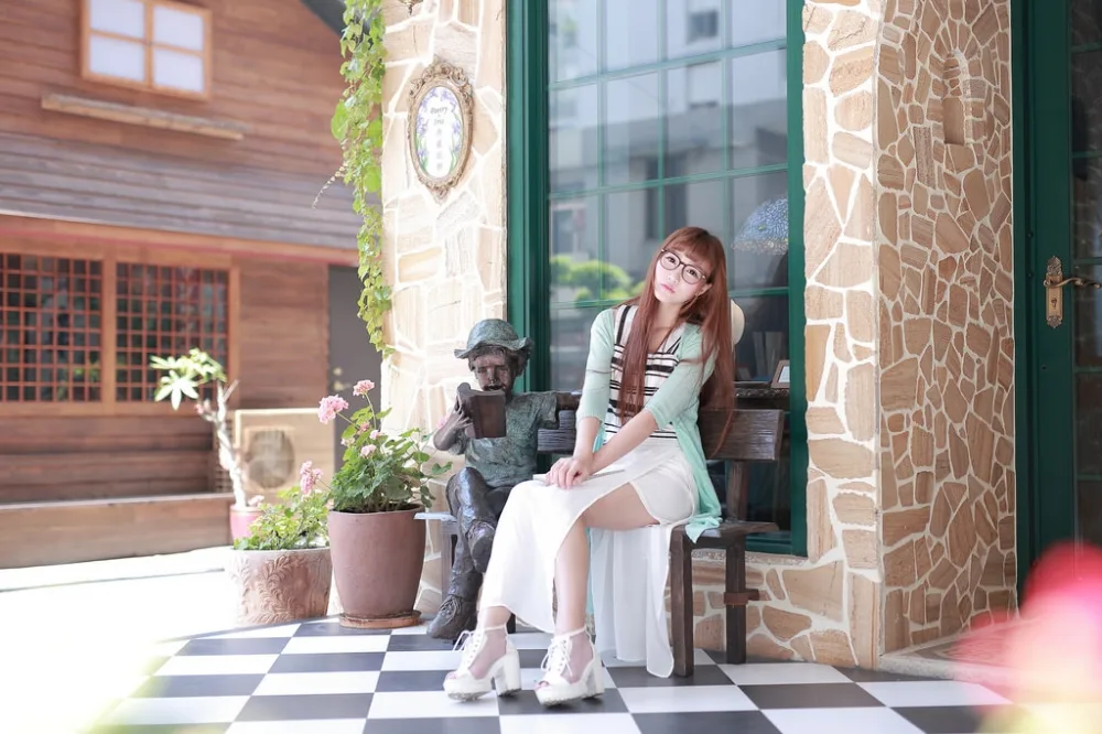 金发美女街拍 图片5