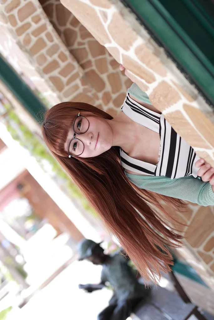 金发美女街拍 图片9
