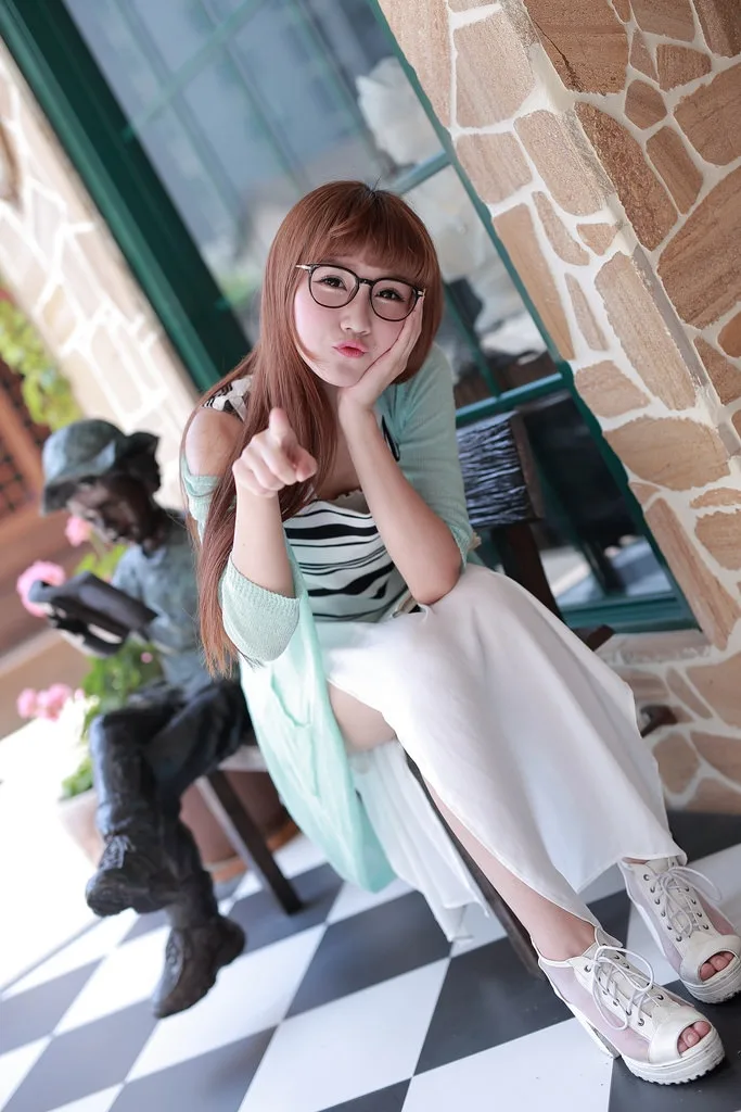 金发美女街拍 图片3