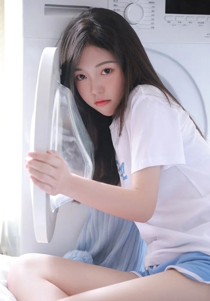 黑长直发美女写真 图片4
