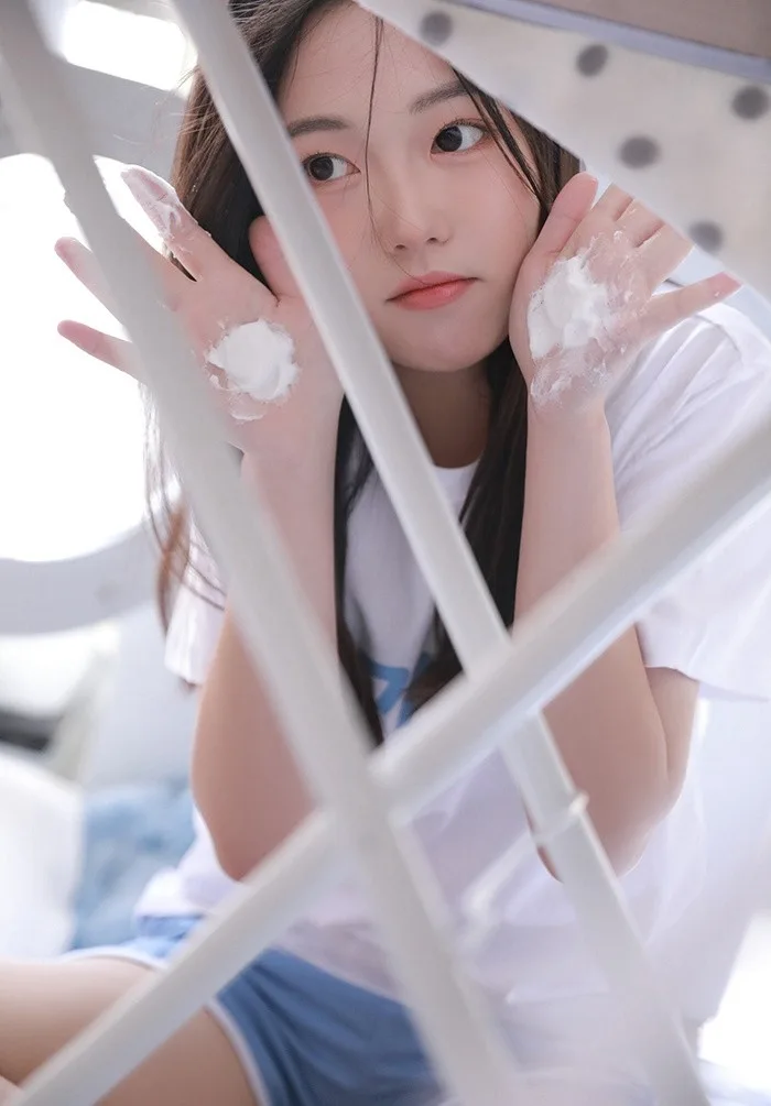 黑长直发美女写真 图片3