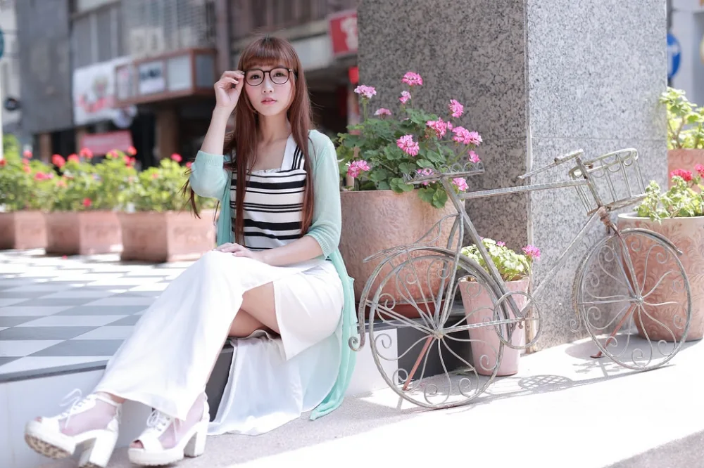 金发美女街拍 图片2