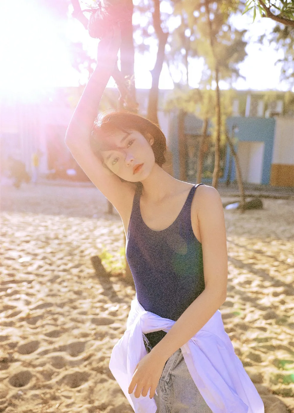 短发美女海边写真 图片2
