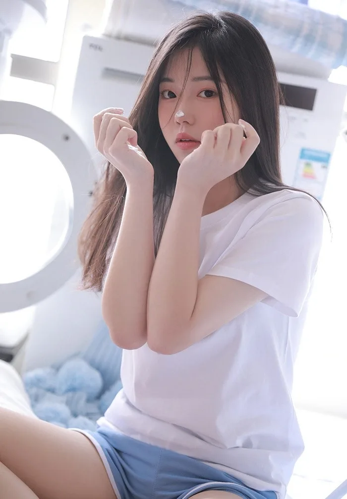 黑长直发美女写真 图片1