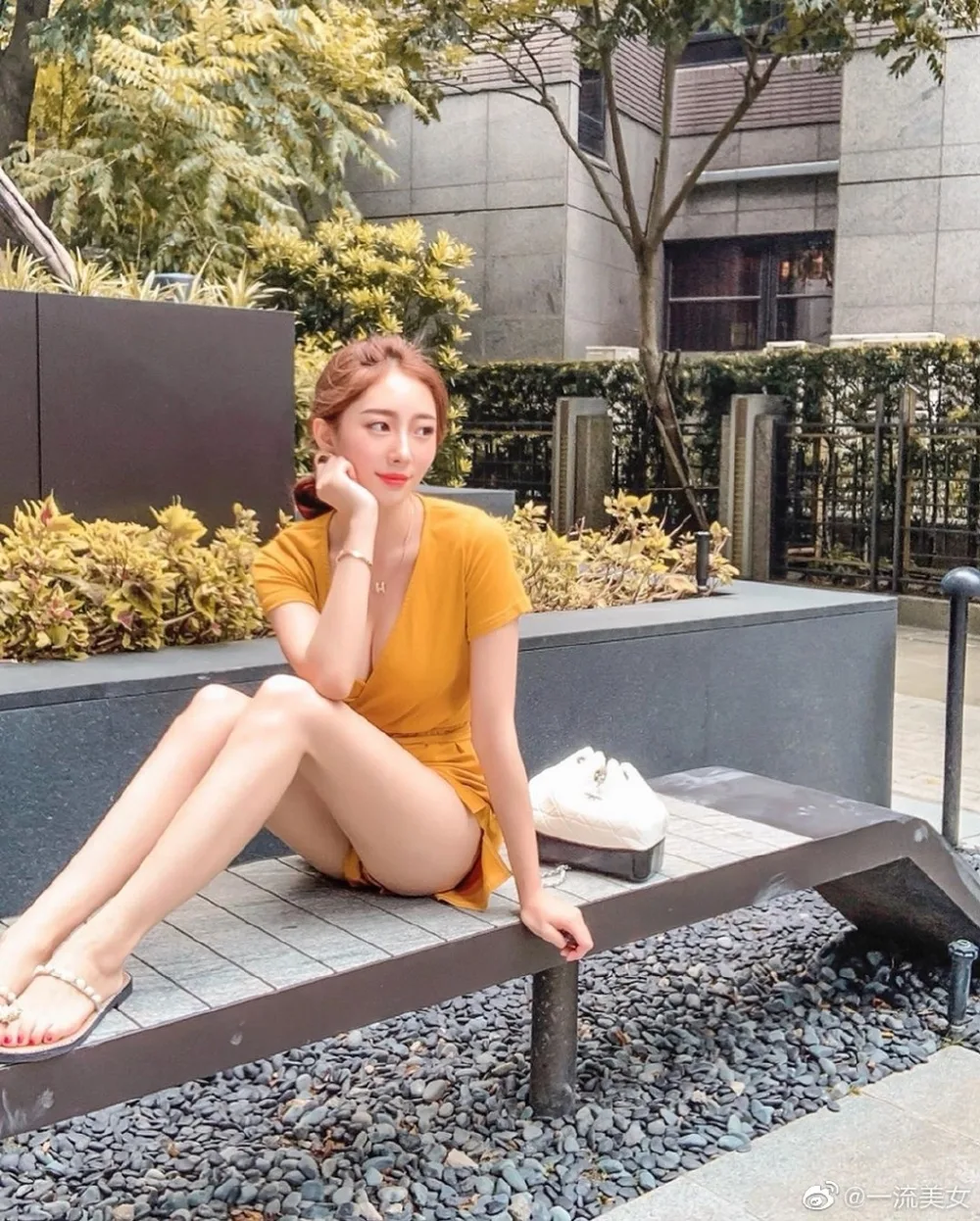 长腿美女街拍 图片4