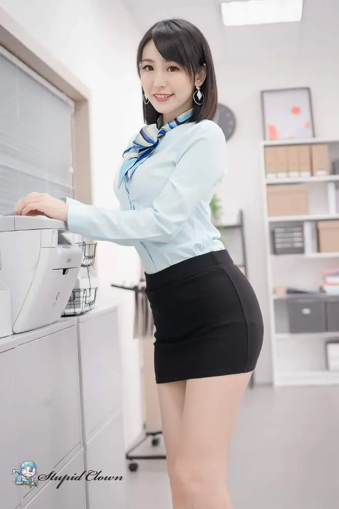 制服秘书丝袜美腿 图片1