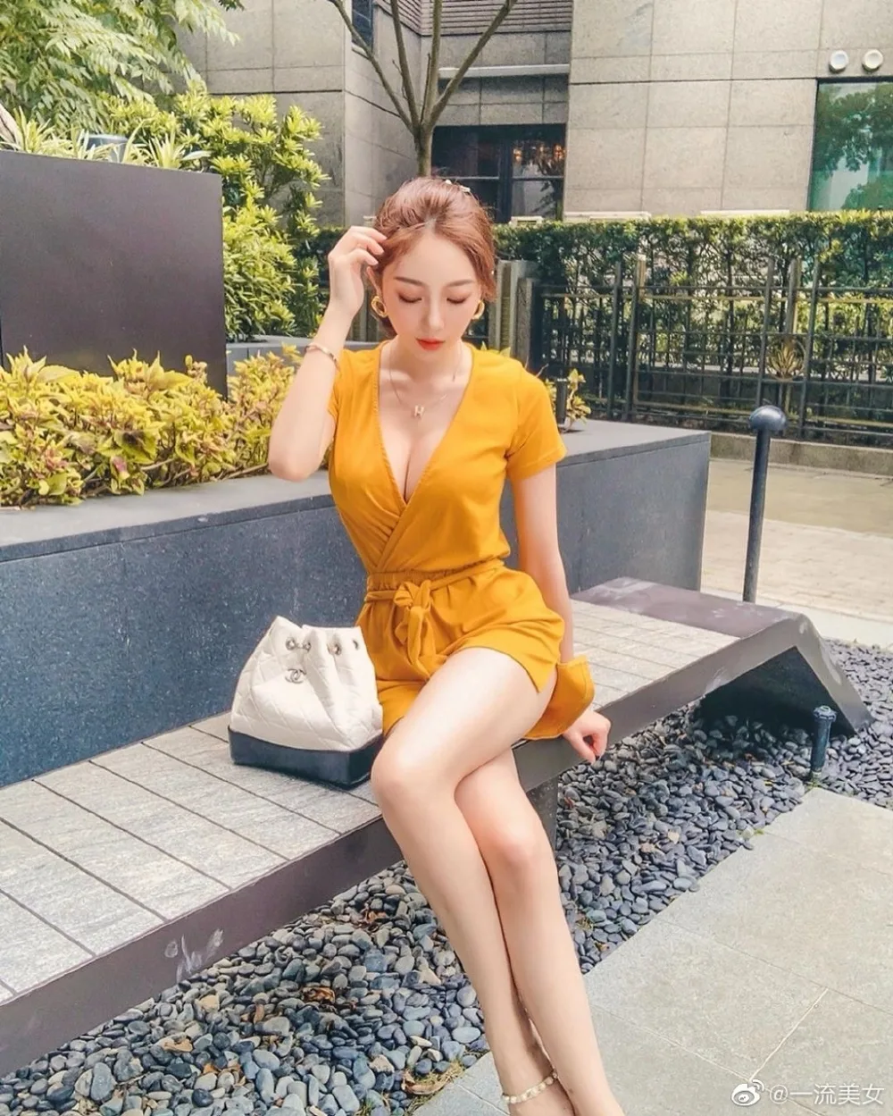 长腿美女街拍 图片2