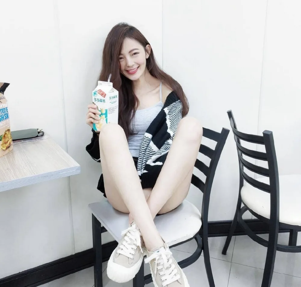 长发美女美腿写真 图片4