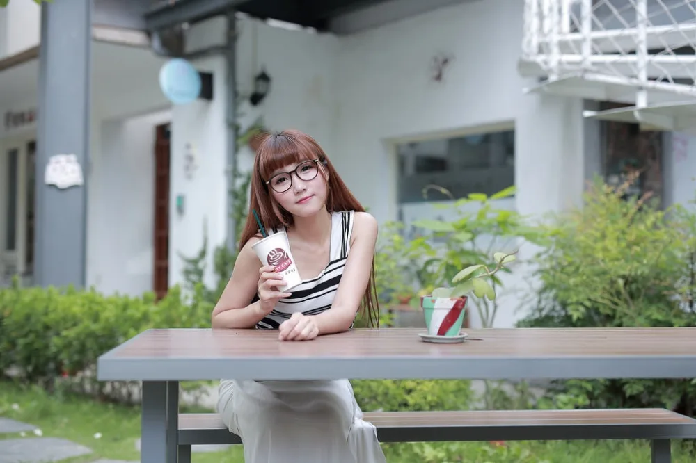 金发美女街拍 图片1
