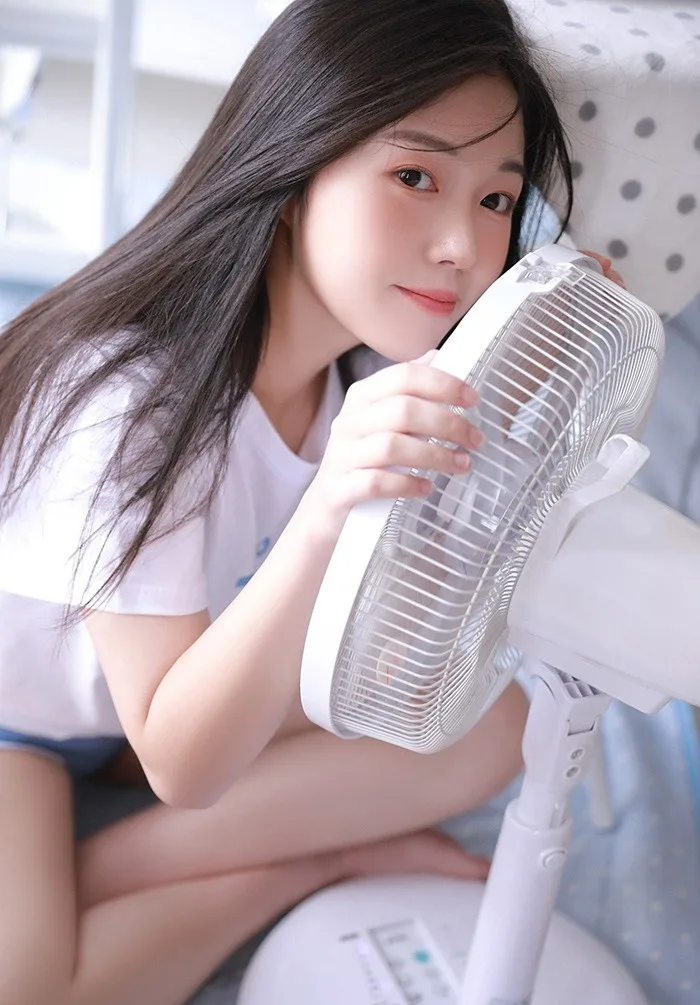 黑长直发美女写真 图片5