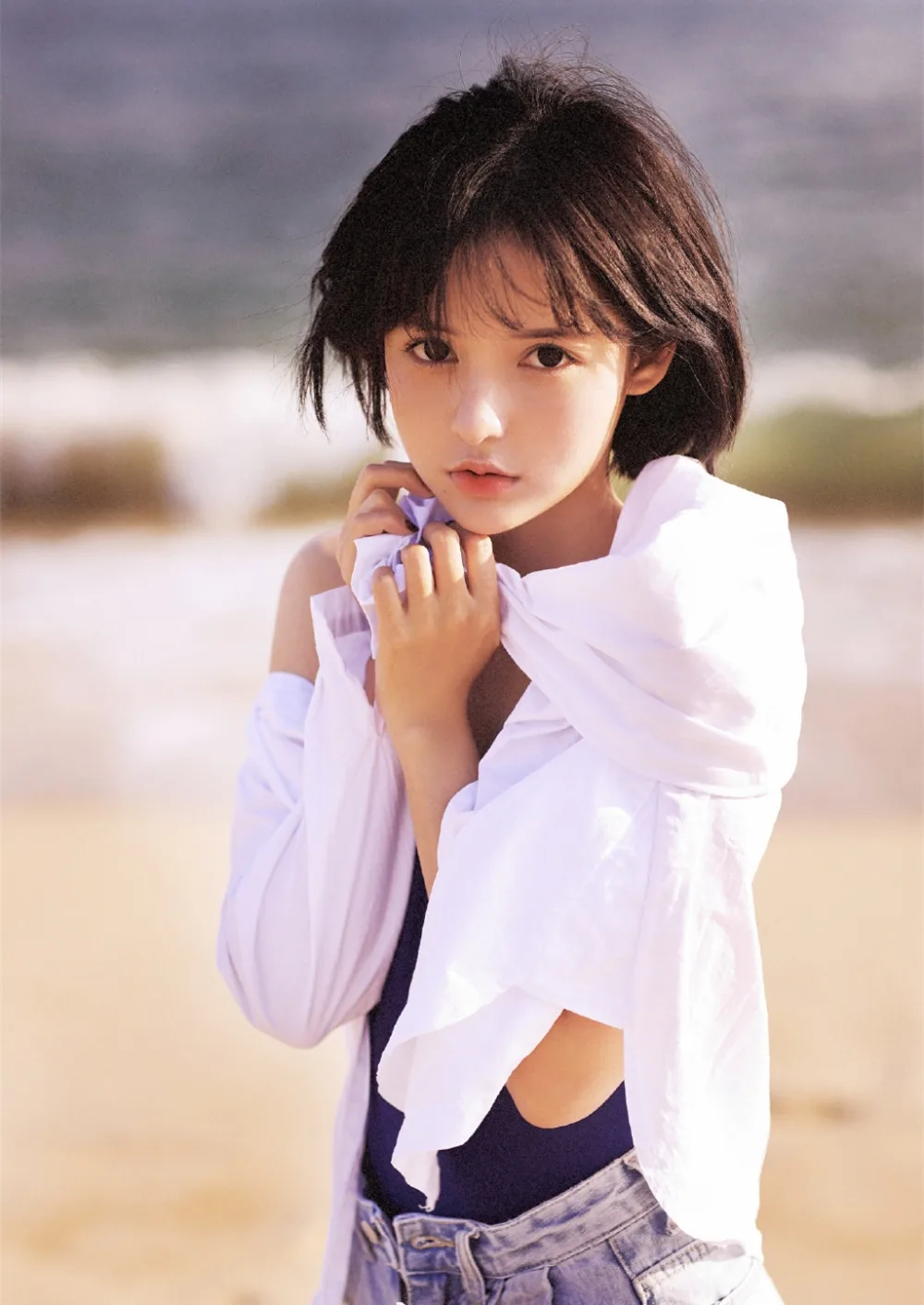 短发美女海边写真 图片1
