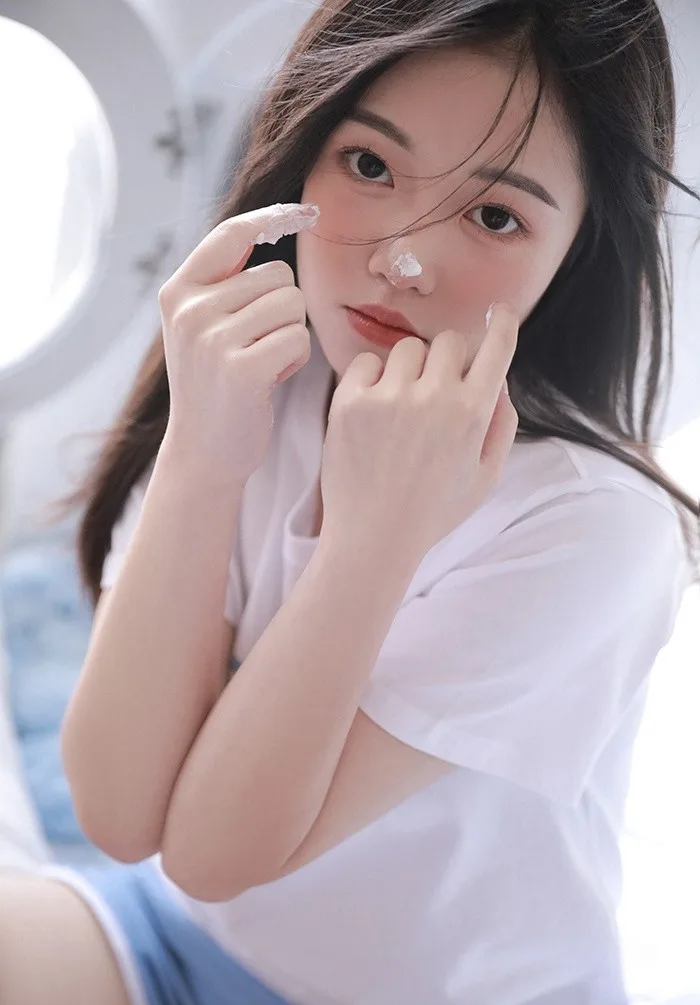 黑长直发美女写真 图片2