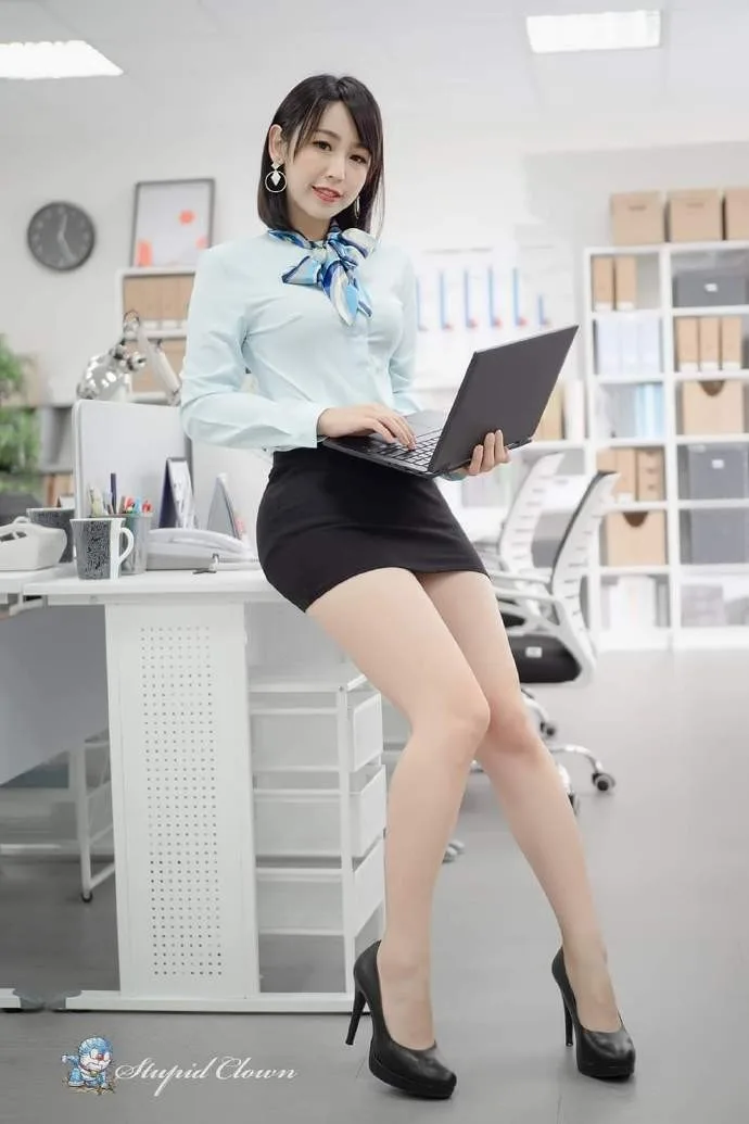 制服秘书丝袜美腿 图片4