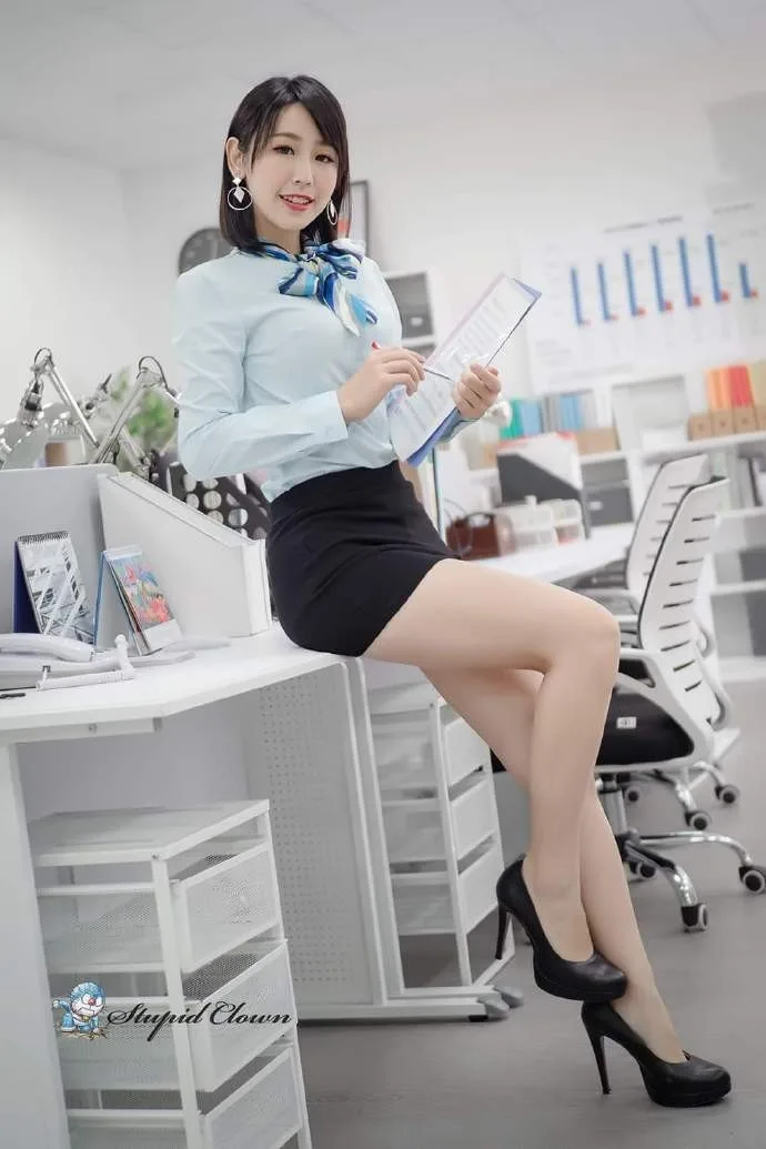 制服秘书丝袜美腿 图片2