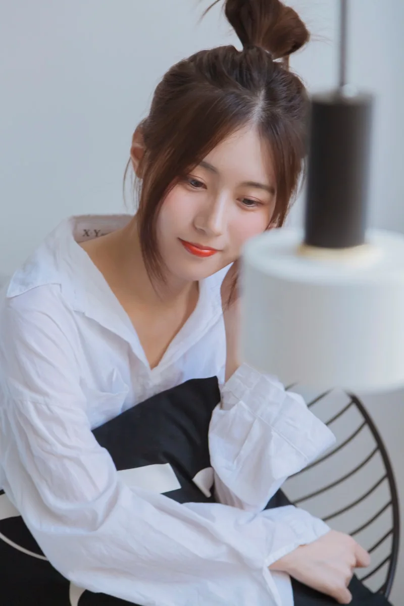 白色薄纱衬衣清纯写真 图片6