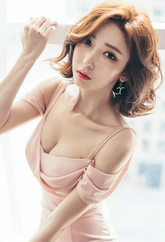 短卷发美女写真 图片1