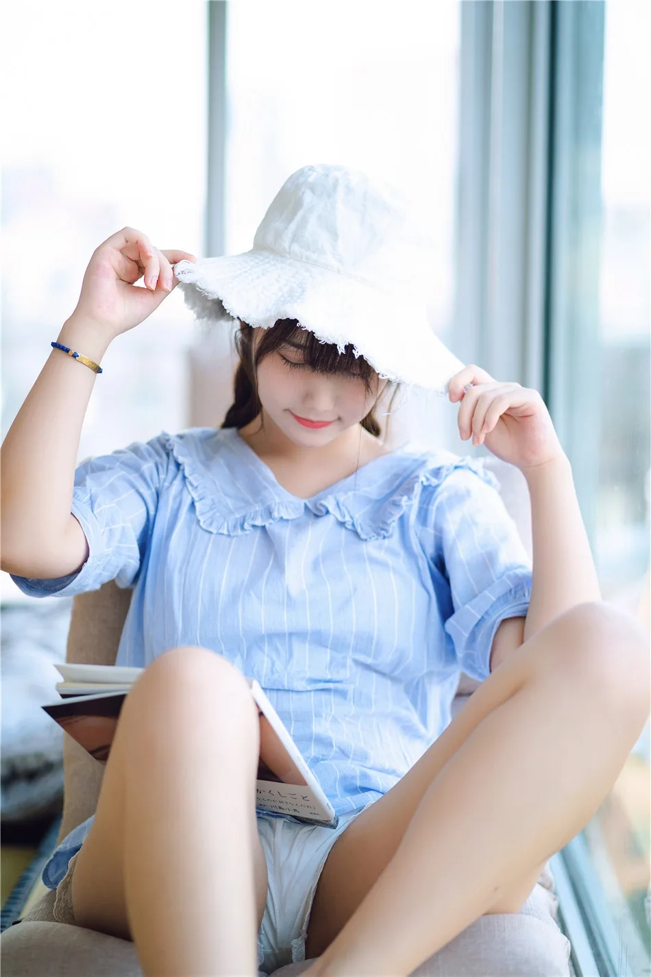 麻花辫美女写真 图片4