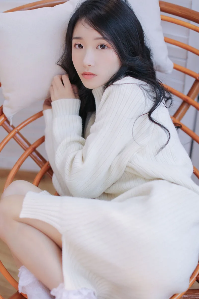 白皙长腿美女写真 图片2