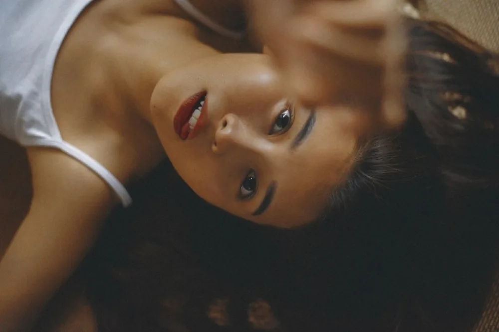 长发美女室内写真 图片9