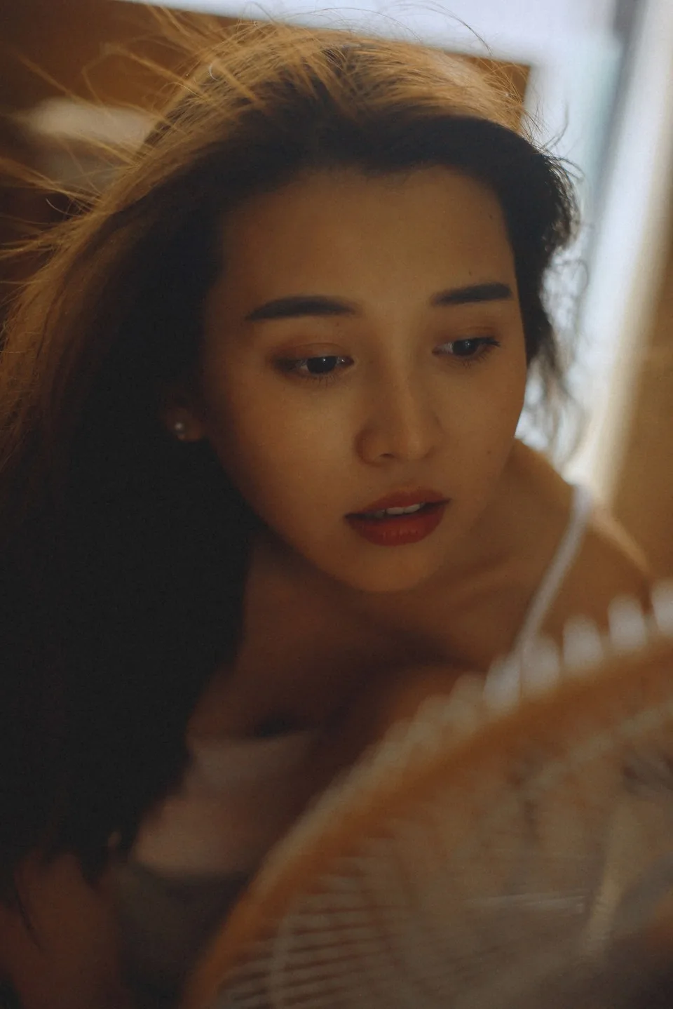 长发美女室内写真 图片4