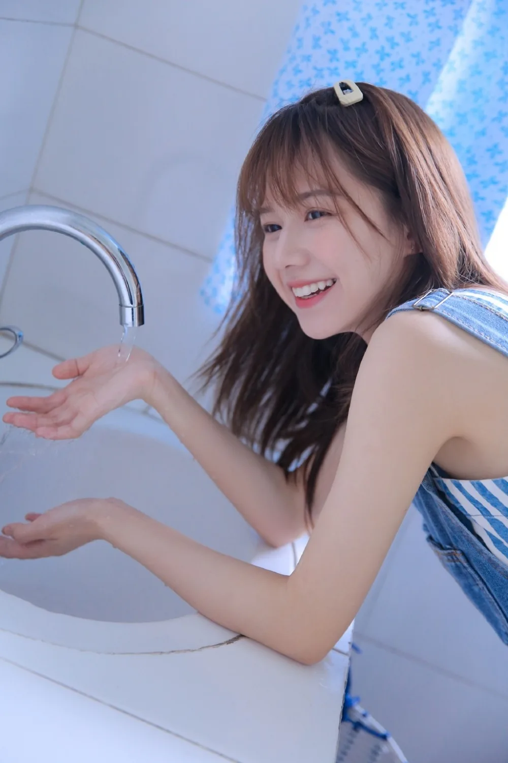 背带裤美女写真 图片8