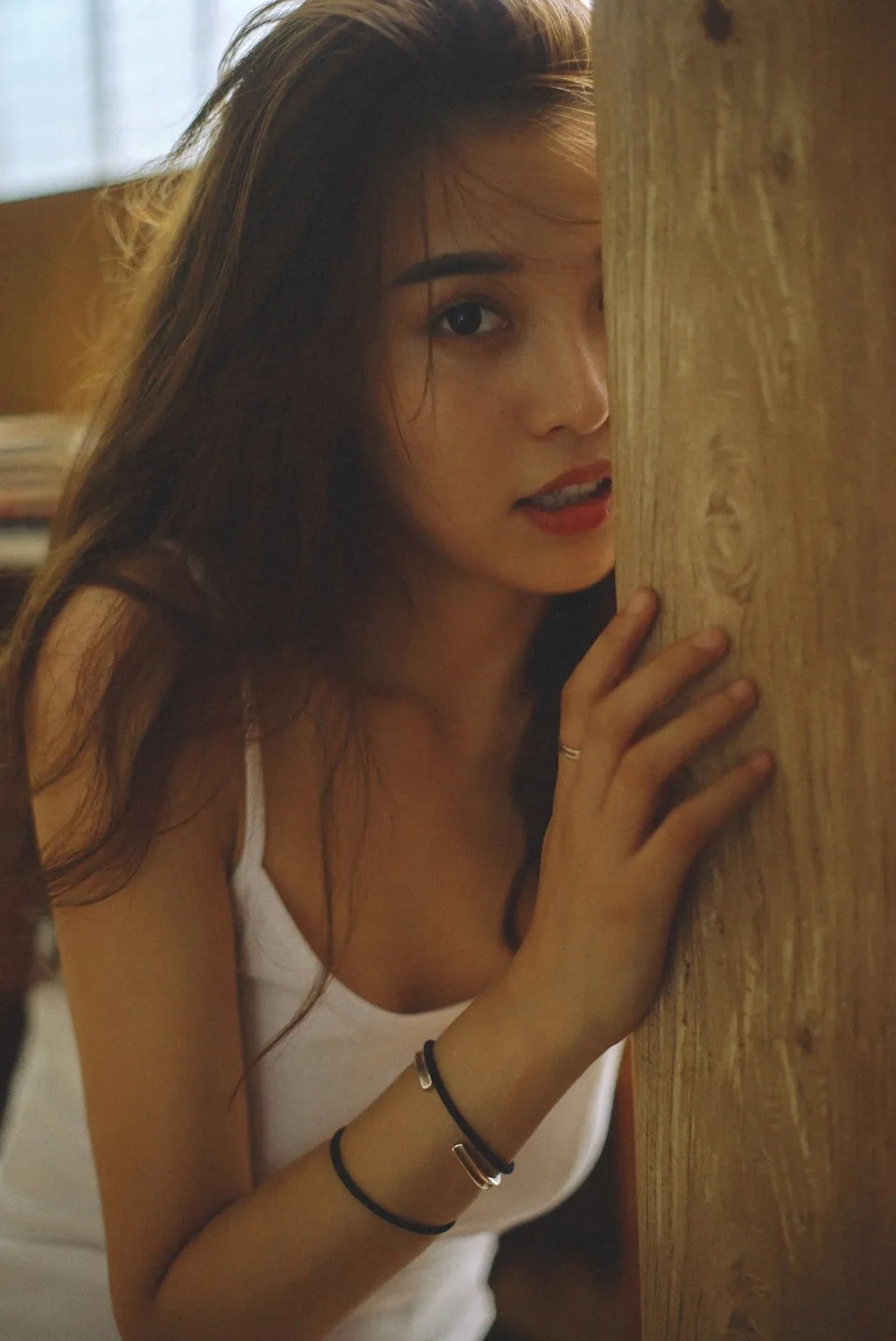 长发美女室内写真 图片7