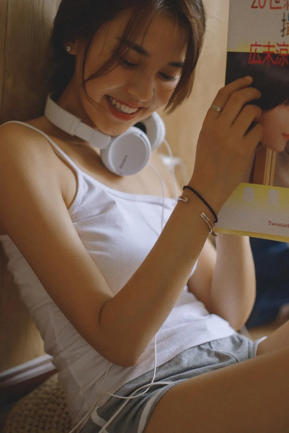 长发美女室内写真 图片3