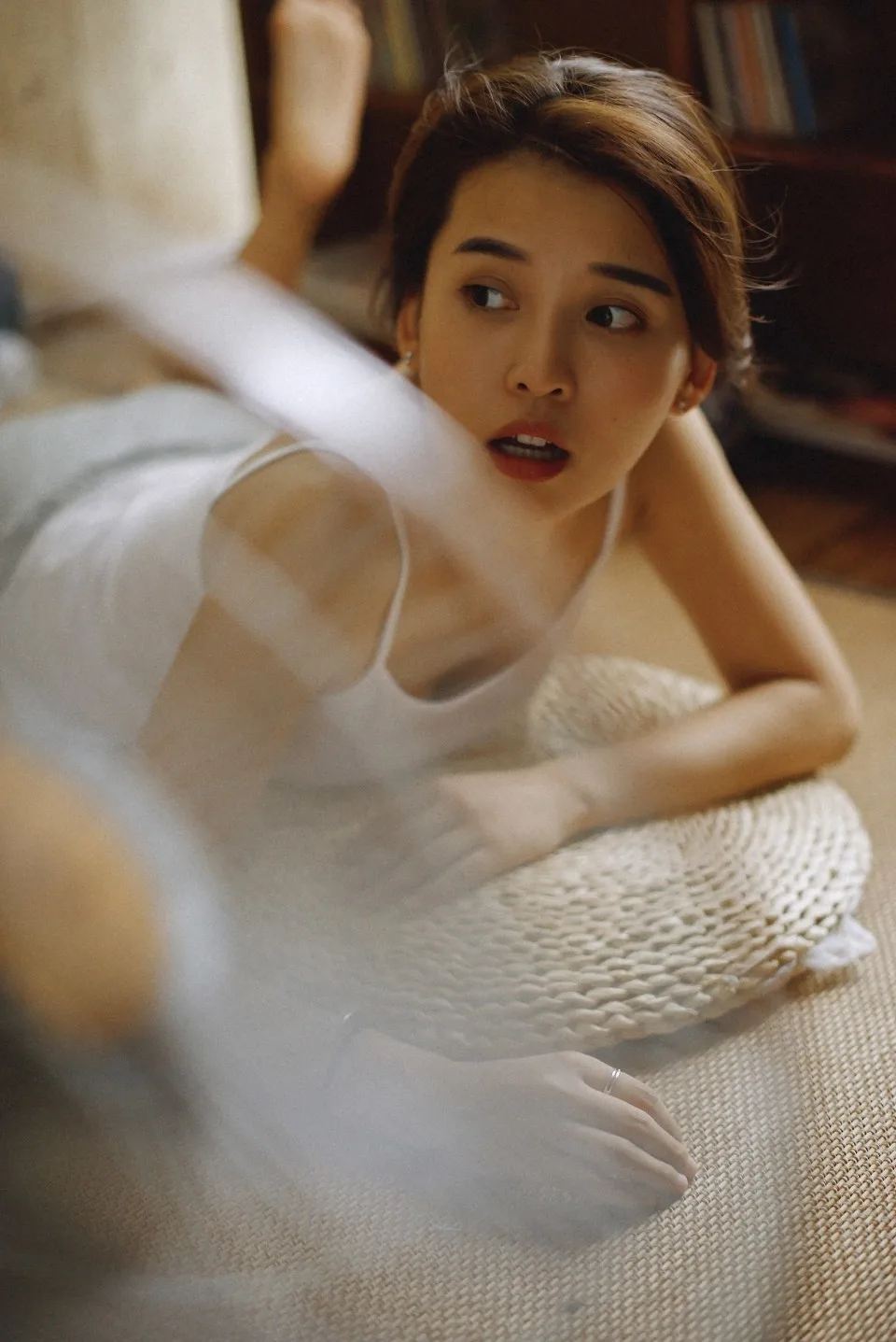 长发美女室内写真 图片8