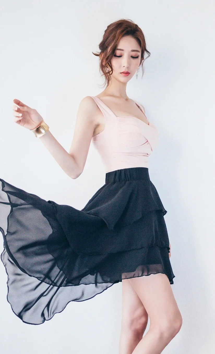 吊带短裙美女写真 图片2
