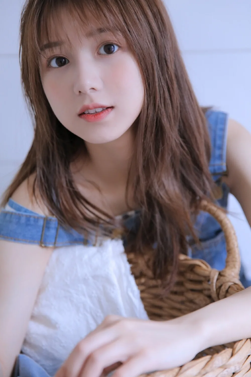 背带裤美女写真 图片4