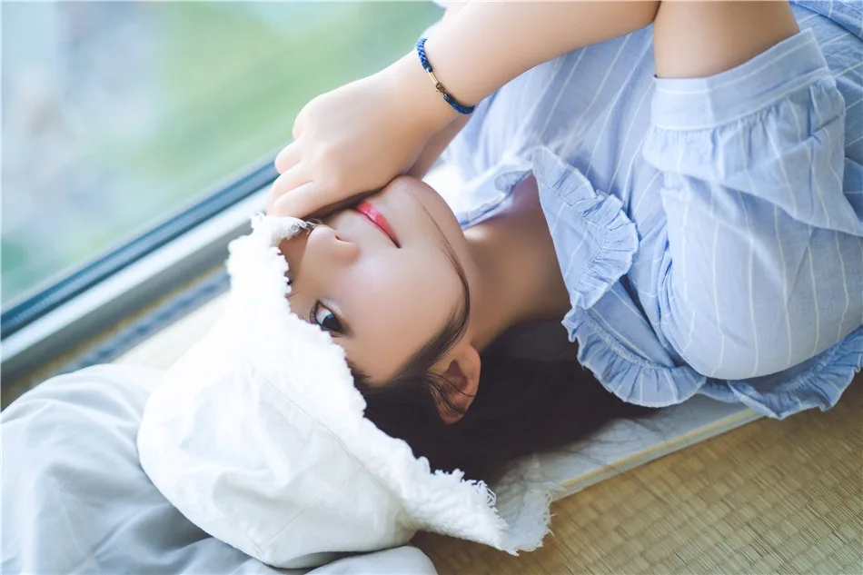 麻花辫美女写真 图片6
