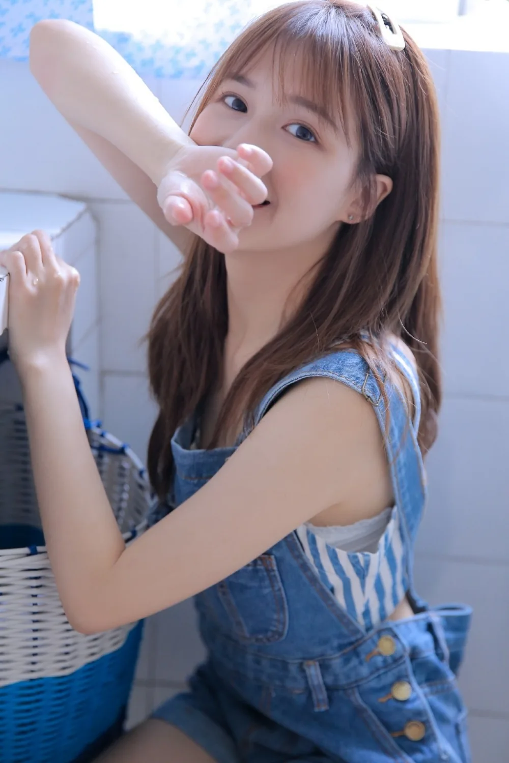 背带裤美女写真 图片7