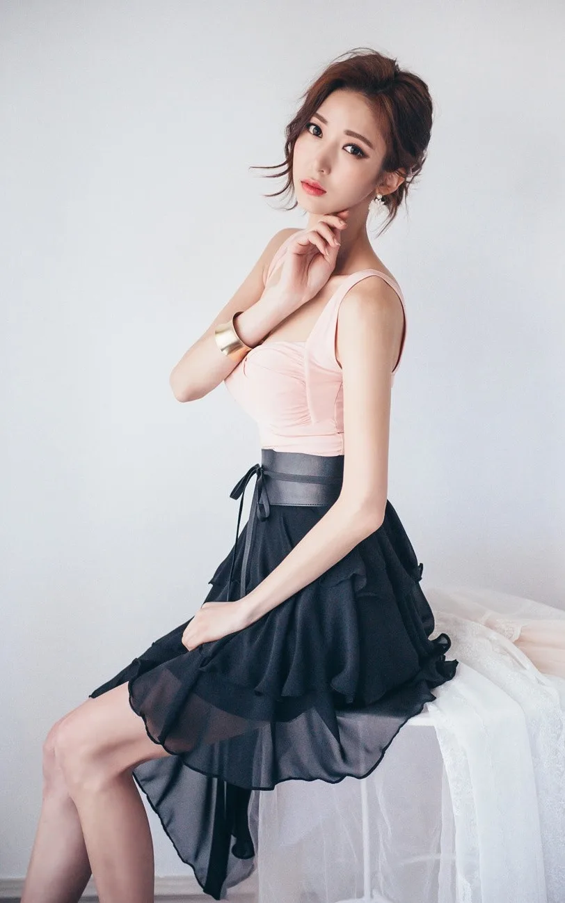 吊带短裙美女写真 图片7