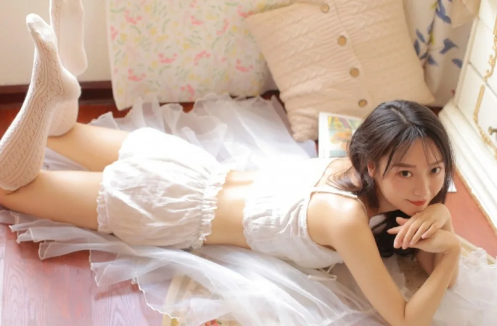 邻家女孩白丝美腿写真 图片1