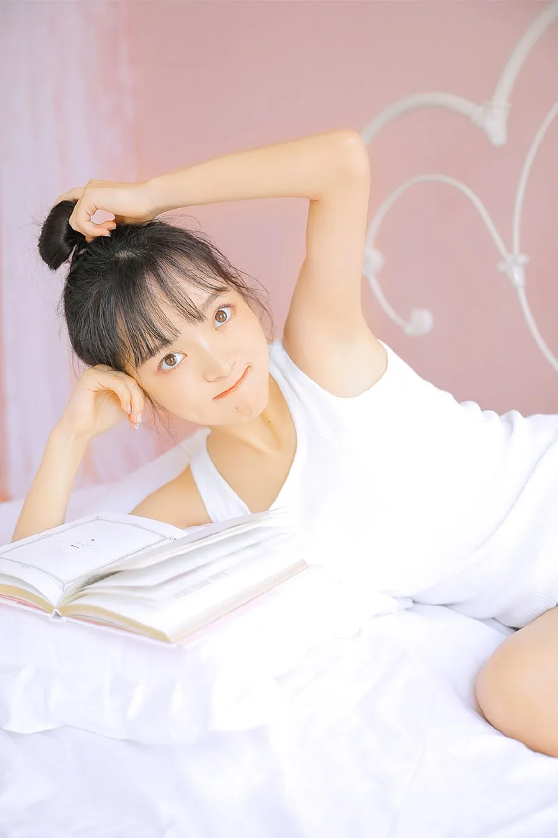 丸子头萌妹子写真 图片1