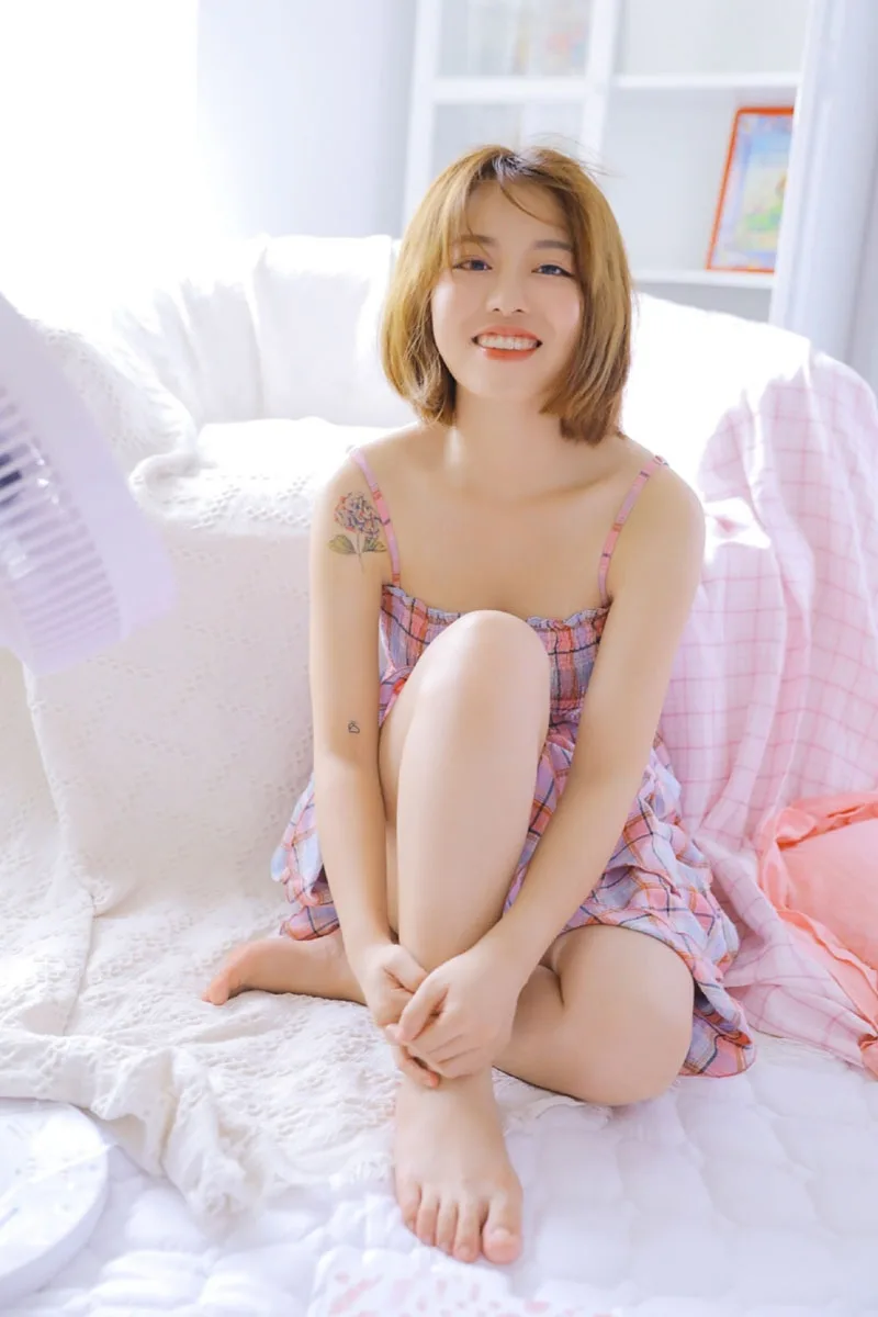 短发美女写真 图片1