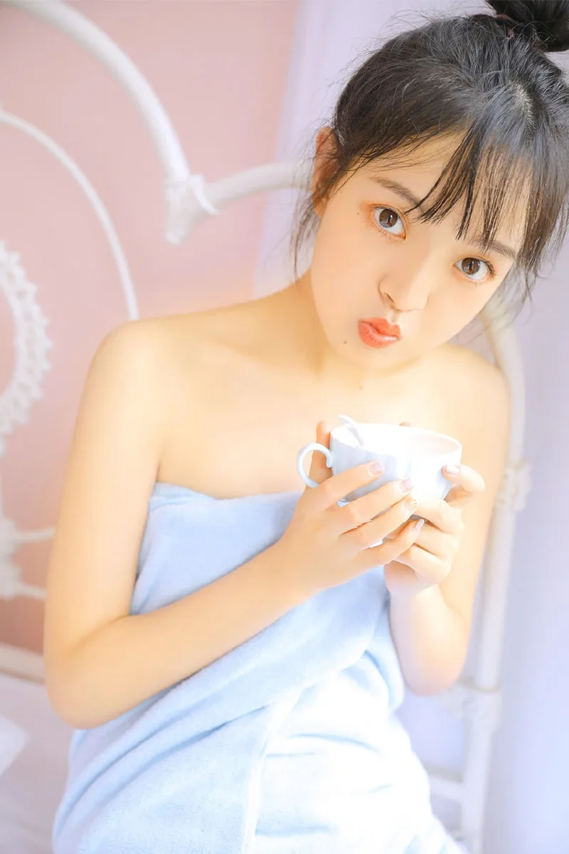 丸子头萌妹子写真 图片10