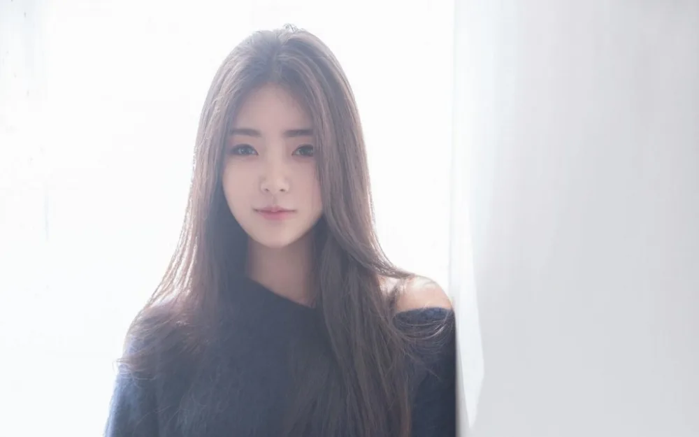黑长直发美女写真 图片6