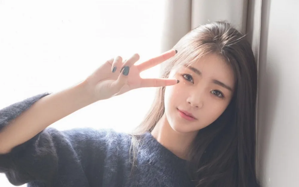 黑长直发美女写真 图片2