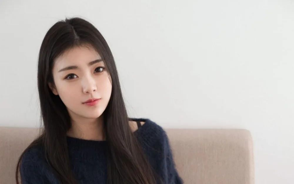 黑长直发美女写真 图片5