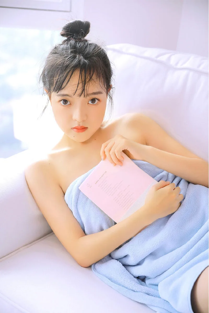 丸子头萌妹子写真 图片12