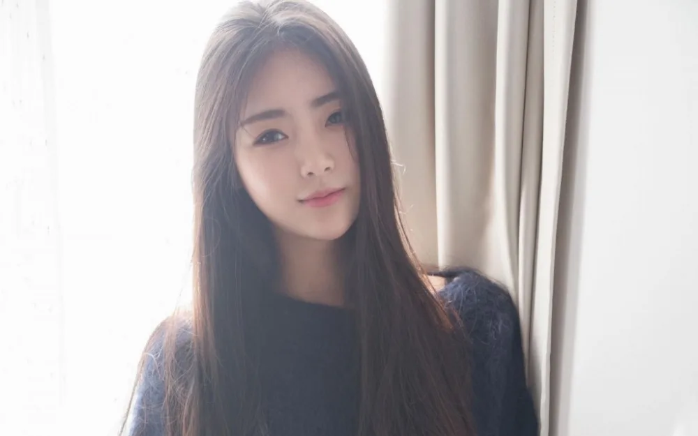 黑长直发美女写真 图片3