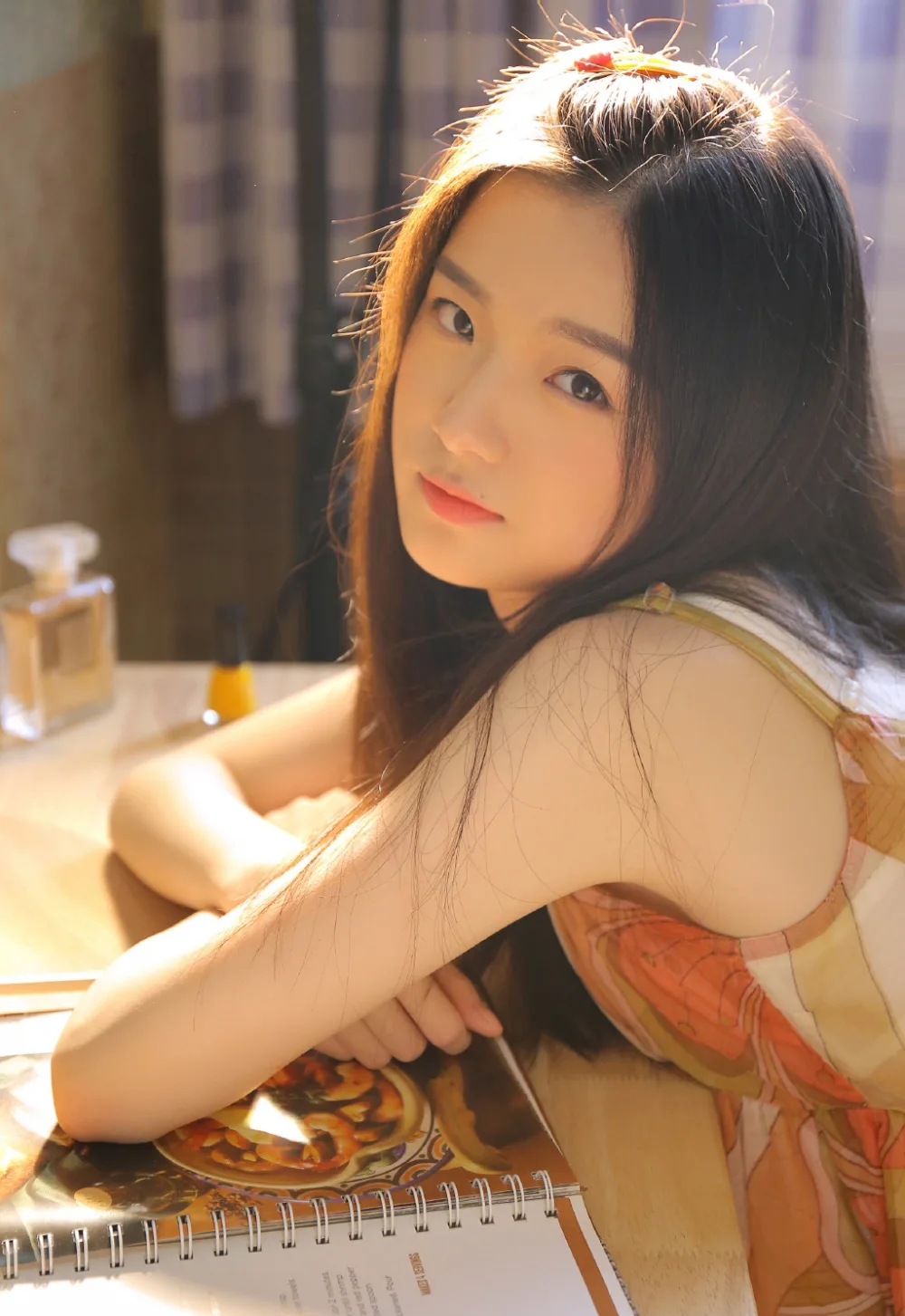 黑长直美女写真 图片2