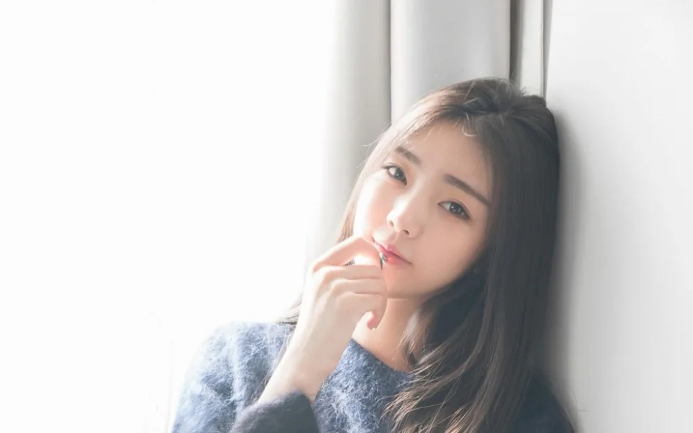 黑长直发美女写真 图片1