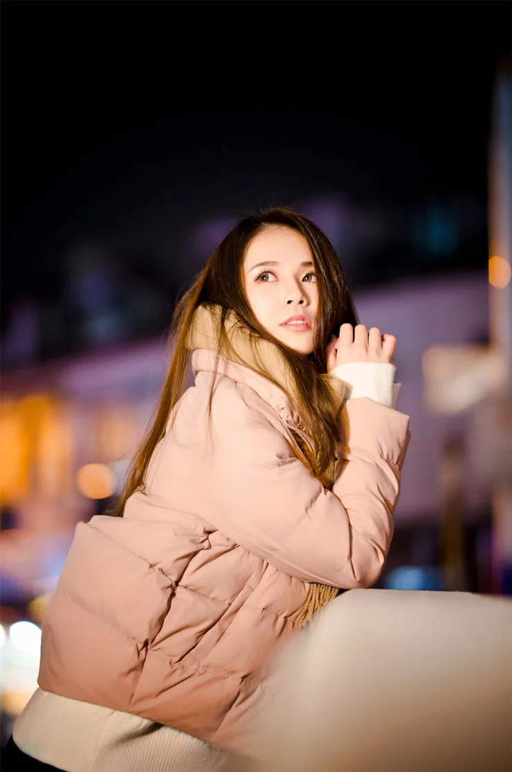 长发御姐街拍写真 图片1