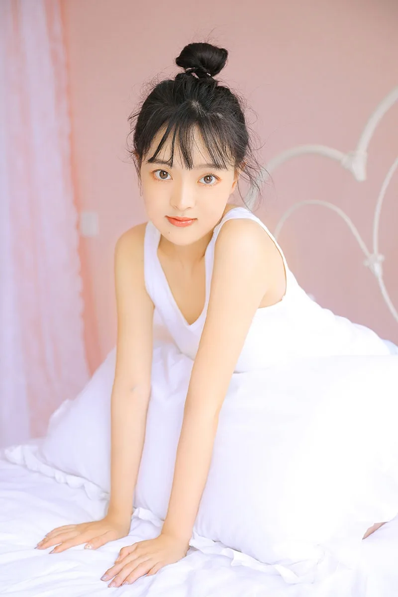 丸子头萌妹子写真 图片3