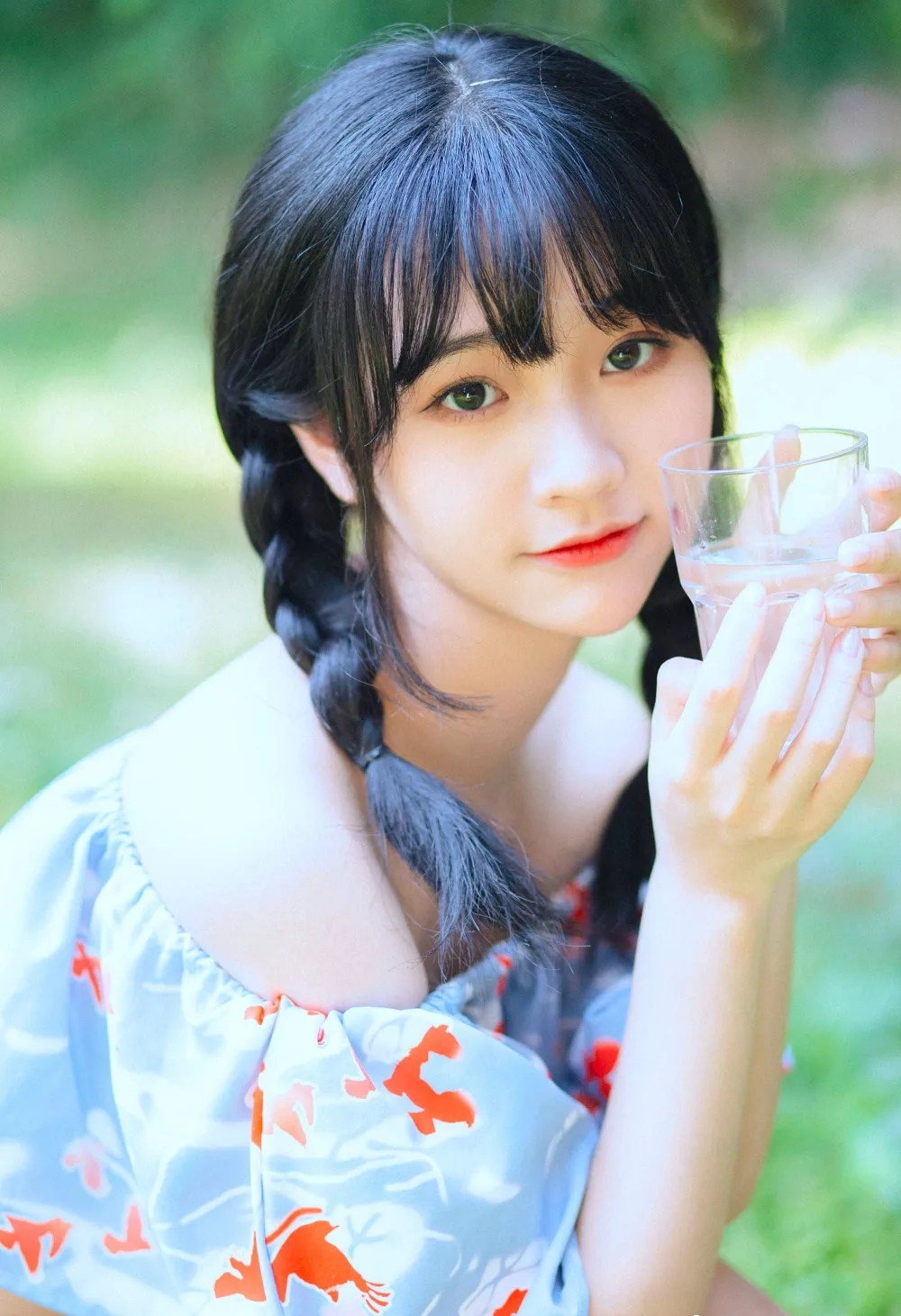 麻花辫少女街拍 图片3