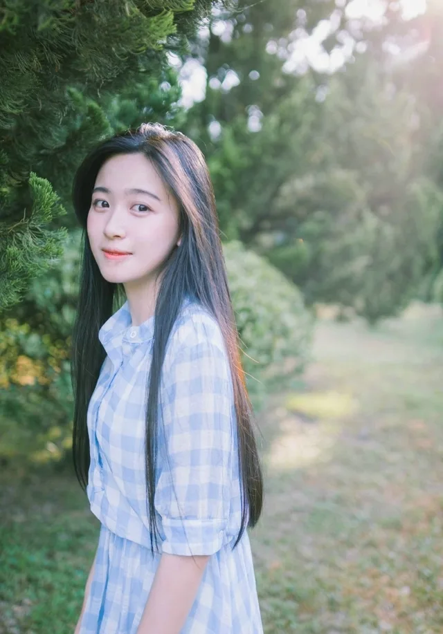 黑长直发美女 图片1
