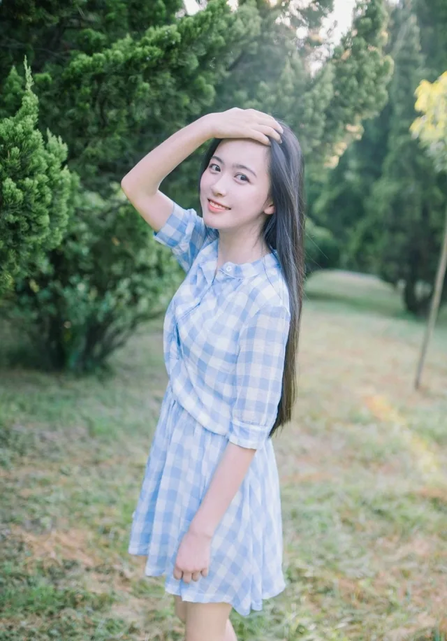 黑长直发美女 图片5